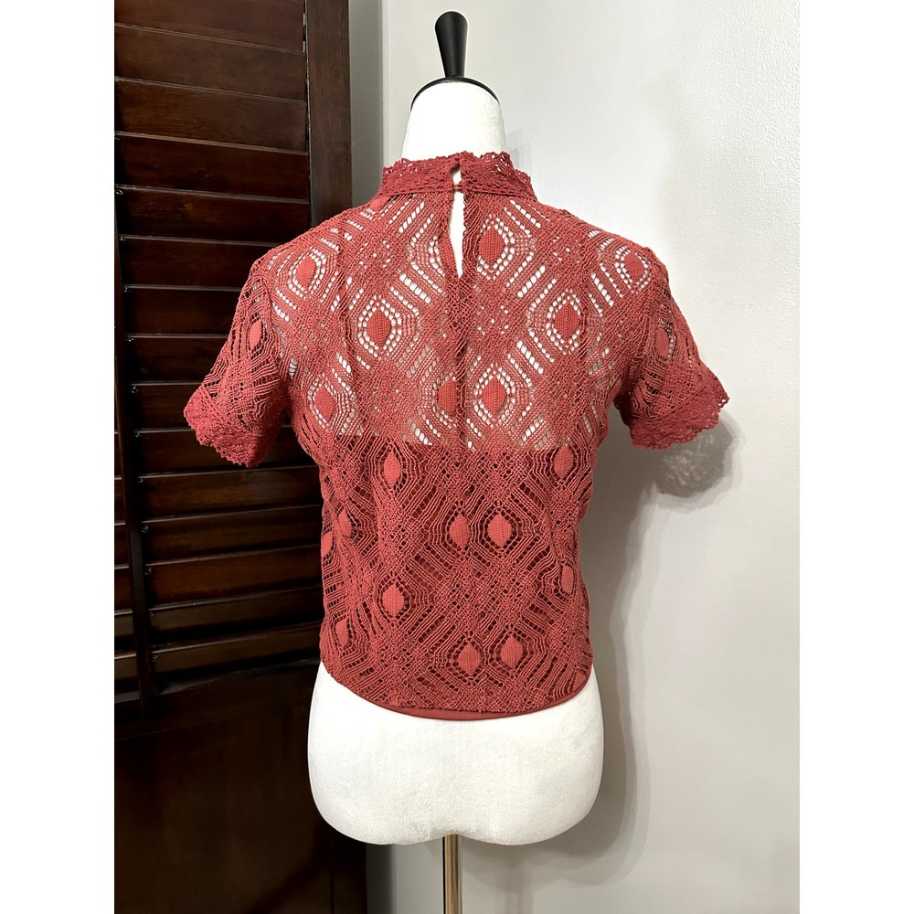 Zara Womens Blouse Red Geometric Short Sleeve Mock Neck Keyhole Crochet M - Picture 4 of 7
